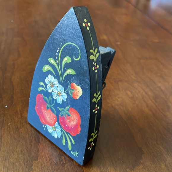 Hand painted Strawberry Wood Iron recipe card holder stand - Picture 6 of 7